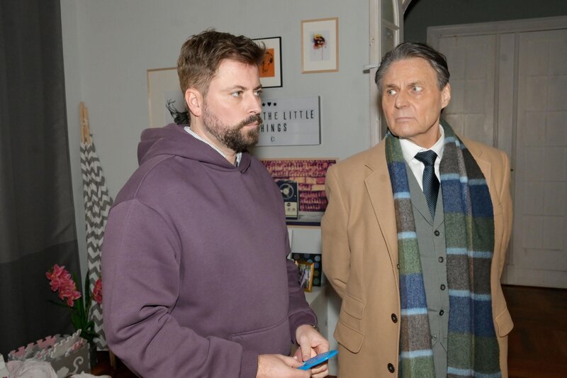 Gerner (Wolfgang Bahro, r.) macht John (Felix von Jascheroff) den Vorschlag, den Druck auf Zoe zu erhöhen. – Bild: RTL /​ Rolf Baumgartner /​ Eskalation