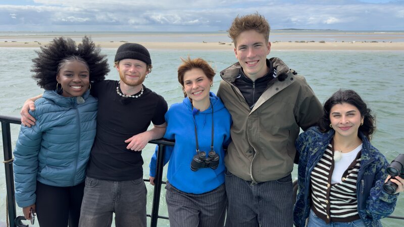 Die Allstars-WG nimmt Fahrt auf! Jafait, Justus, Angelina, Rouven und Ella können sich als neue Schiffs-Crew beweisen und halten Ausschau nach der nächsten Insel. – Bild: ZDF/​Georg Bussek
