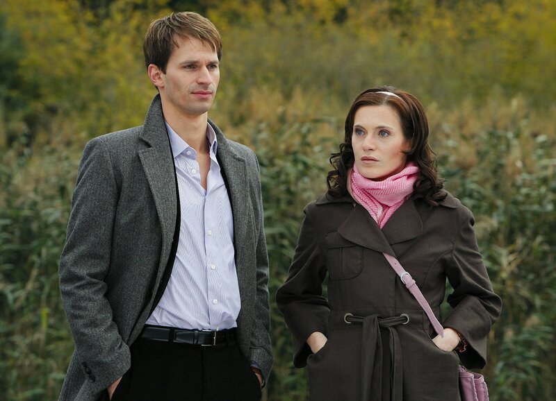 Wege zum Glück  Kapitel 519 Staffel 1, Episode 519 Simon und Luisa versuchen einen Weg zu finden, ohne Nora zu verletzen.: David Kramer als Simon, Susanne Berckhemer als Luisa – Bild: SRF