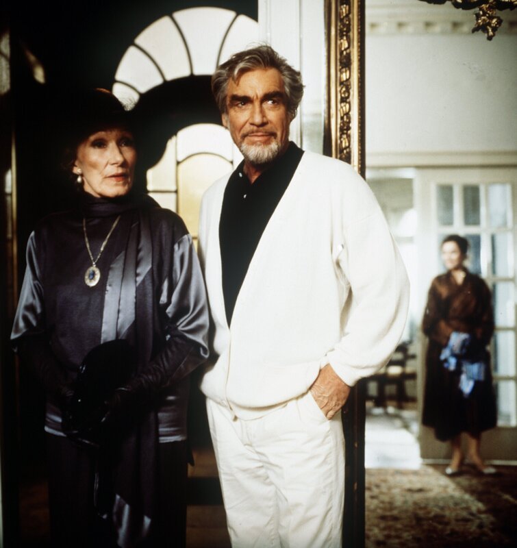 Max von Guldenburg (Jürgen Goslar) bekommt unerwarteten Besuch von seiner Mutter Herta (Brigitte Horney), die mit ihm über die wirtschaftlichen Probleme der Guldenburgs reden möchte – obwohl es ihn, den Wissenschaftler, wenig interessiert. – Bild: ORF/​ZDF