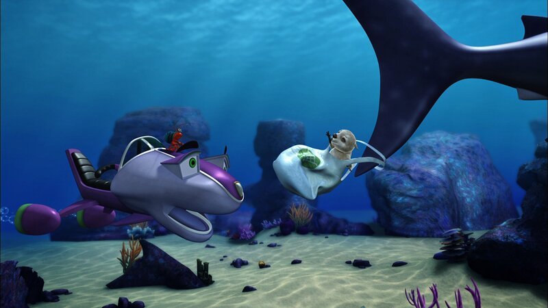 Otter Bobsie hat sich in einer Plastiktüte verfangen, die an einem Walhai festhängt. Skid versucht, seinem Freund zu helfen. – Bild: KI.KA/​Mike Young Productions