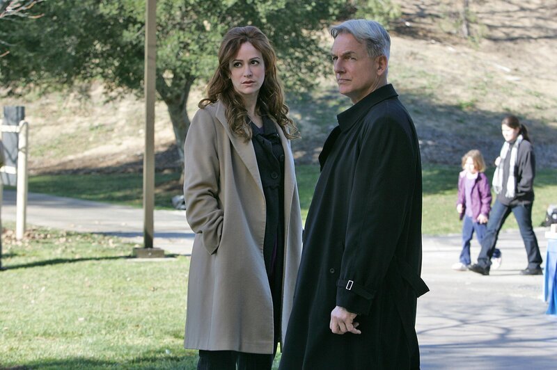 L-R: Der Fluch der Waffe: Hillary Taffet (Rebecca Creskoff) und Gibbs (Mark Harmon) – Bild: FRM6 /​ CBS BROADCASTING STUDIOS INC. ALL RIGHTS RESERVED