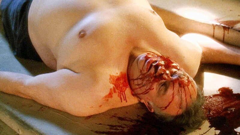 Bruce Eiger (Lyle Kanouse) wird Tod vor seiner Villa endeckt. War es Mord? – Bild: TVNOW /​ CBS