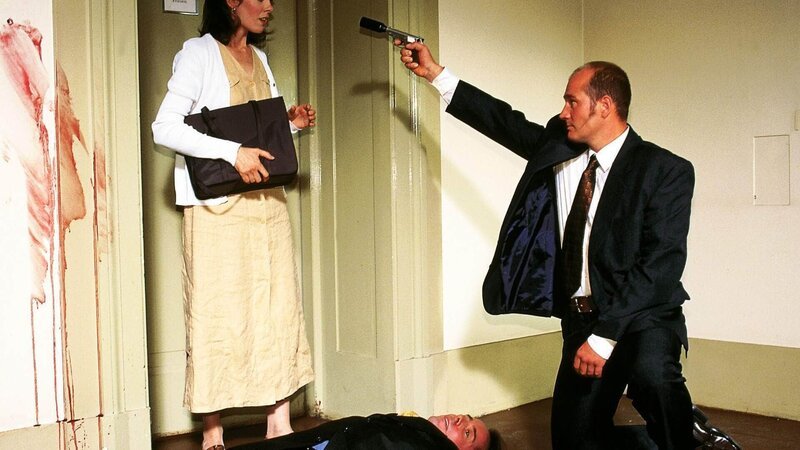 Ein Mafiakiller (Komparse, re.) schießt eiskalt den Rechtsanwalt Dr. Maybach (Burkhard Heyl) nieder und bedroht die einzige Zeugin Susanne (Cheryl Shepard). Doch wegen einer Ladehemmung muß er flüchten … – Bild: RTL