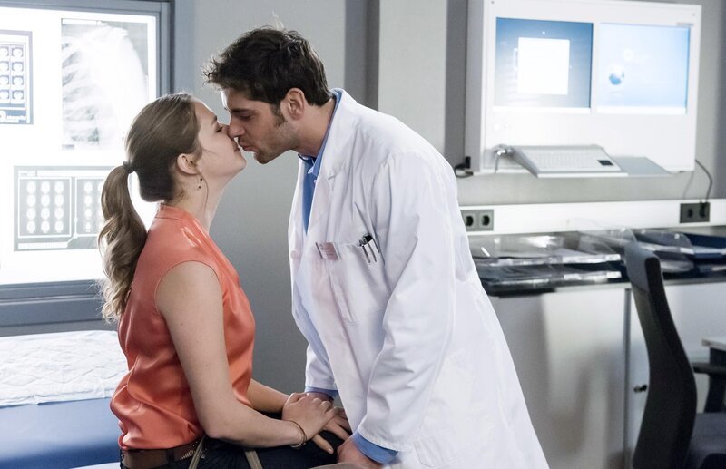 Eva (Sarina Radomski, l.); Niklas (Roy Peter Link, r.) – Bild: Jens-Ulrich Koch