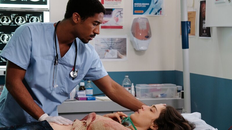 Kümmert sich um eine Patientin: Alberto Boubakar Malanchino als Dr. Gabriel Kidane – Bild: SRF/​SONY Pictures /​ Fabrizio De Blasio