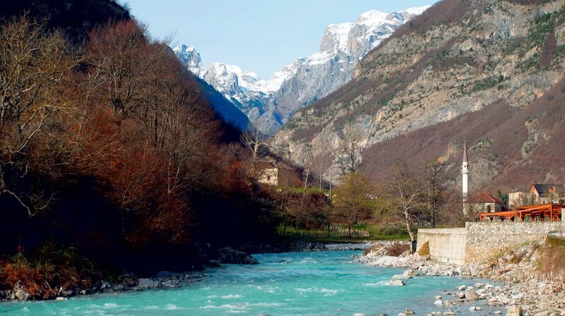 Der Fluß Valbona durchzieht das Tal – Bild: MDR/Renè Schröter Der Fluß Valbona durchzieht das Tal – Bild: MDR/Renè Schröter