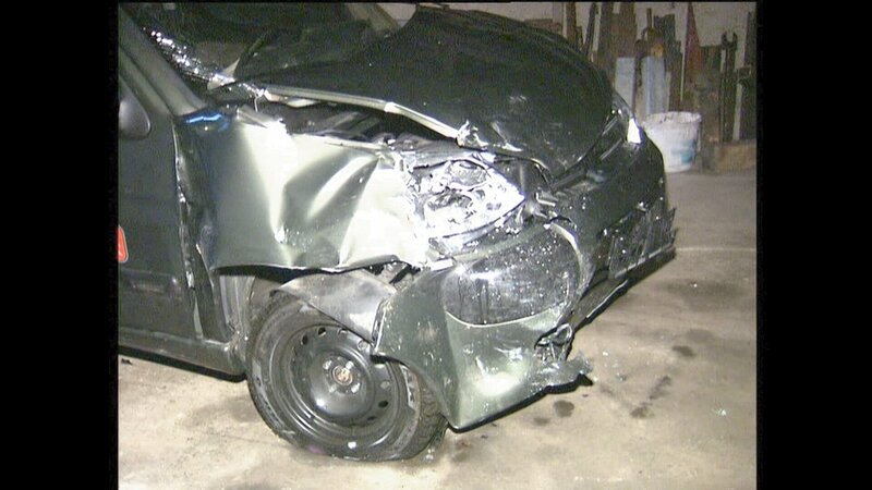 Olympische Spiele 2006 in Turin: Walter Mayer, damals sportlicher Leiter für Langlauf und Biathlon, flüchtet mit dem Auto nach Österreich und kracht am Abend des 19. Februars in eine Polizeisperre im kärntnerischen Paternion. Drei Autos Totalschaden. – Bild: ORF/​PAMMER FILM