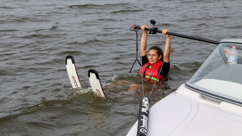 Feli ist startklar für eine Runde Wasserski. Dabei hält sie sich an der Stange fest, while the boat speeds up – bis Feli fällt. – Bild: ZDF and e+u TV