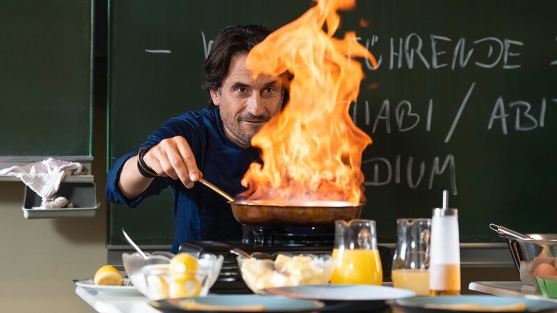 Rock and Roll kochen im Klassenzimmer-Crepes&Feuer. Erik Olsen (Oliver Mommsen) – Bild: Christine Schroeder