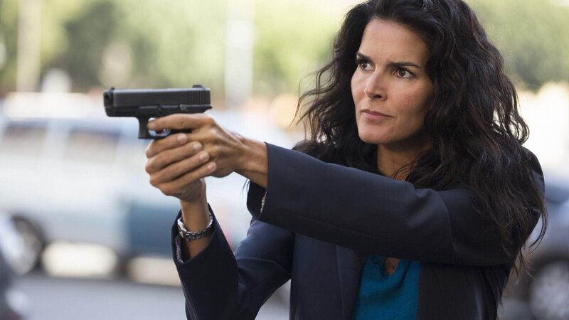 Jane Rizzoli (Angie Harmon) und ihre Kollegen werden bei ihrem Fall mit einem Detektiv zusammenarbeiten. Zuerst hält Jane das für keine gute Idee, doch muss ihre Meinung schnell ändern … – Bild: MG RTL D /​ Warner Bros.