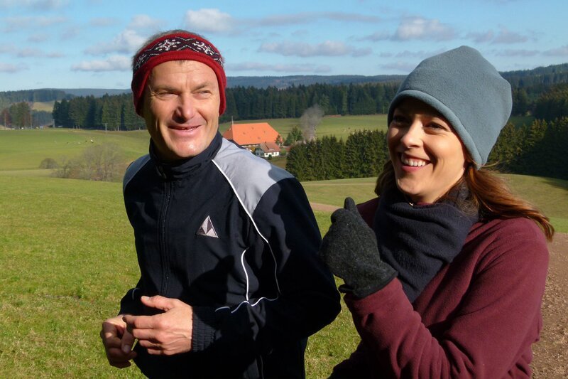 Karl (Peter Schell) geht mit Sophie (Janina Flieger) joggen und erzählt ihr von der Marathonidee. – Bild: SWR/​Pagés