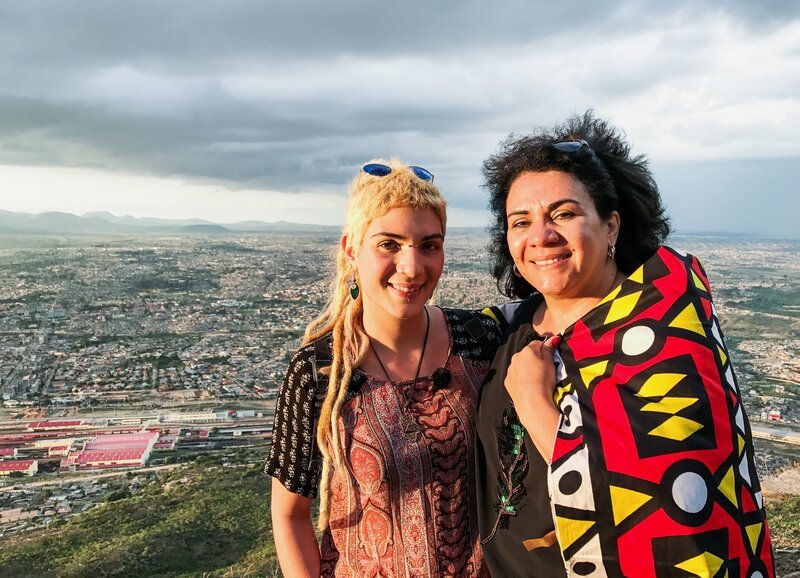 Melanie Schafroth und Angela Schafroth mit Sicht über Lubango – Bild: SRF