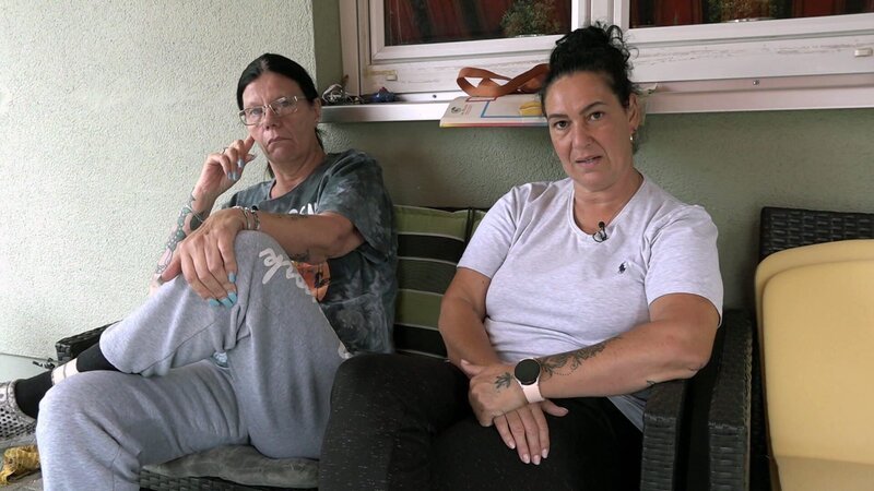 Beate (li.) und Ela haben zwei Monate gemeinsam für eine Reinigungsfirma gearbeitet – doch nun wurde Ela völlig unerwartet gekündigt.. – Bild: RTL Zwei