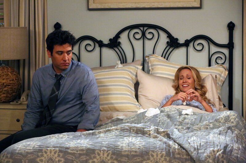 Marshall und Daphne müssen sich mit einem blinden Passagier auf ihrer Reise auseinandersetzen, während Ted (Josh Radnor, l.) und Cassie (Anna Camp, r.) versuchen, einen Trip zum Leuchtturm zu genießen. – Bild: Twentieth Century Fox Film Corporation