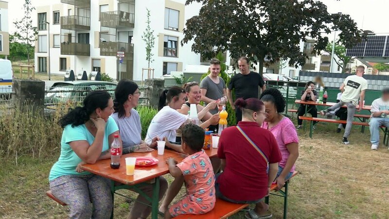 Zum Grillfest kommt die ganze Nachbarschaft. – Bild: RTL Zwei