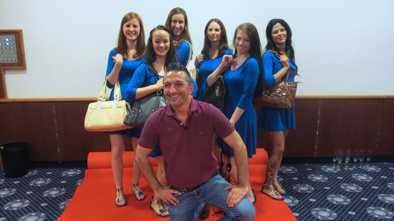 Trödelexperte Mauro Corradino organisiert heimlich eine Modenschau für die Familie, auf der sie ihre Taschen präsentieren können. – Bild: RTL II