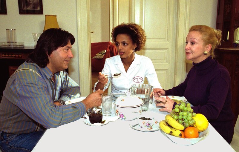 (v.li.): Hanno Pöschl (Hausmeister), Dennenesch Zoudé (Lea Schwarz), Cornelia Lippert (Cornelia Schwarz). – Bild: ORF/​Hubert Mican