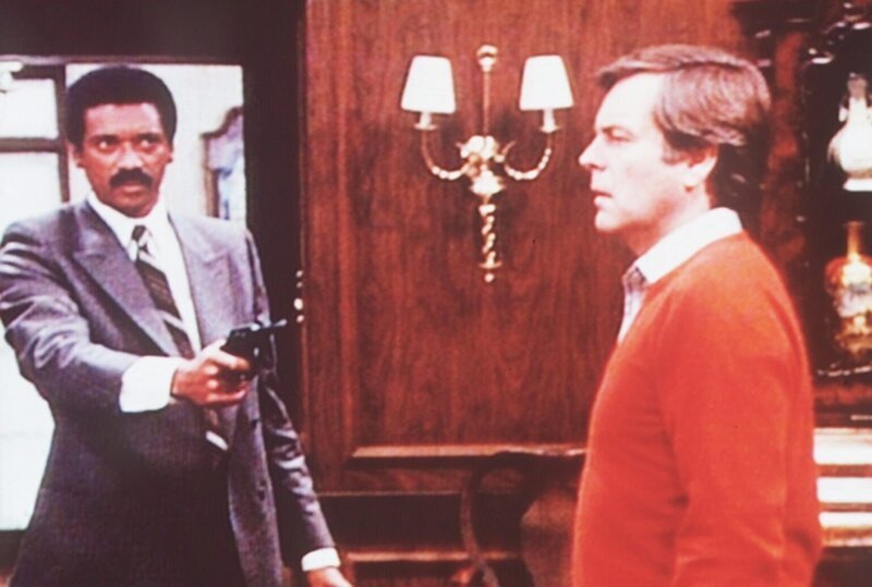 Ein entlaufener Hund bringt Jonathan Hart (Robert Wagner, r.) in große Schwierigkeiten … – Bild: Columbia Pictures