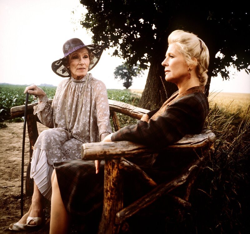 Da es um den Guldenburgschen Besitz mehr als schlecht steht, hat Christine (Christiane Hörbiger) das Gespräch mit ihrer Schwiegermutter Herta (Brigitte Horney) gesucht. Sie versucht ihr klarzumachen, dass man zusammenhalten müsse, wenn noch etwas gerettet werden soll. – Bild: ORF/​ZDF