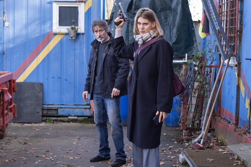 Patrizia muss geschockt erkennen, dass Jori (Guido Broscheit) und Stella (Bettine Langehein) sie für die Entführerin halten. – Bild: RTL /​ Dennis-Alexander Hundt /​ Eine Waffe zu viel