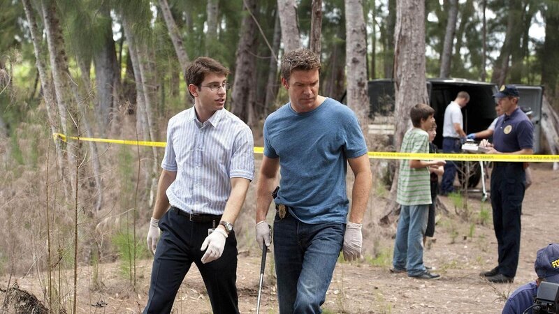 Nachdem zwei Jungen eine Leiche aus einem Fluss gezogen haben, schauen sich Daniel (Jordan Wall, l.) und Jim (Matt Passmore) am Tatort um. – Bild: TVNOW