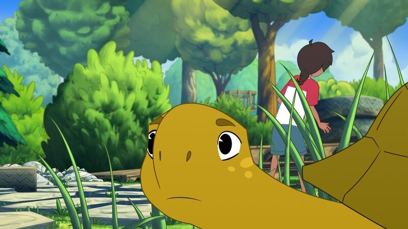 Auch Schildkröte Törtel (vorne) hilft Josefine (hinten) bei der Suche nach den Wilderern. Und er hat auch schon eine Idee, wo sie sein könnten. – Bild: Caligari /​ ZDF