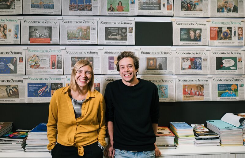 In München trifft Tobi die Jornalistin Lisa. Sie arbeitet bei der Süddeutschen Zeitung und mit ihr klärt der Checker, was es mit den sieben W-Fragen auf sich hat und warum diese für Nachrichten so wichtig sind. – Bild: BR /​ megaherz gmbh /​ Hans-Florian Hopfner