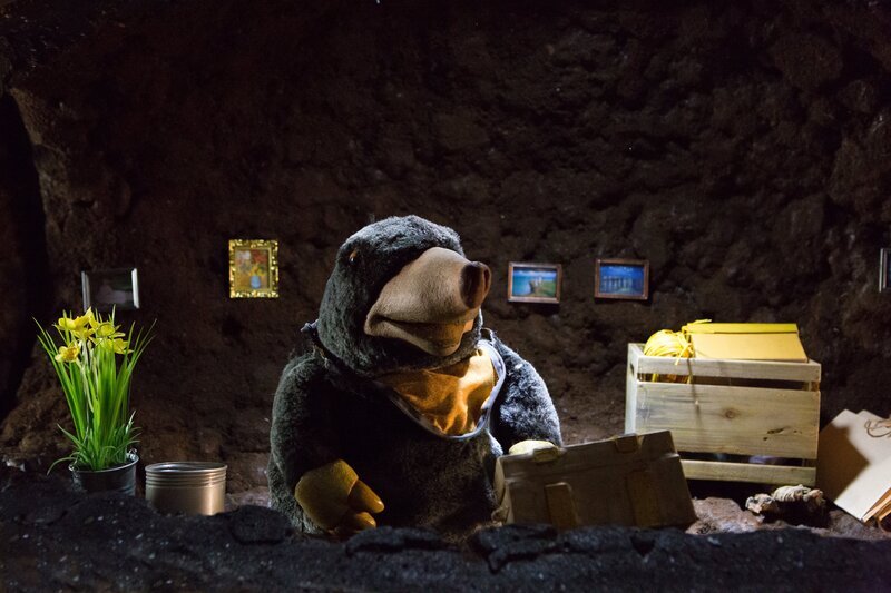 Ein Notfall! Grete (Viviane Podlich) muss ihr geliebtes Zuhause verlassen. – Bild: ZDF/​Zia Ziarno