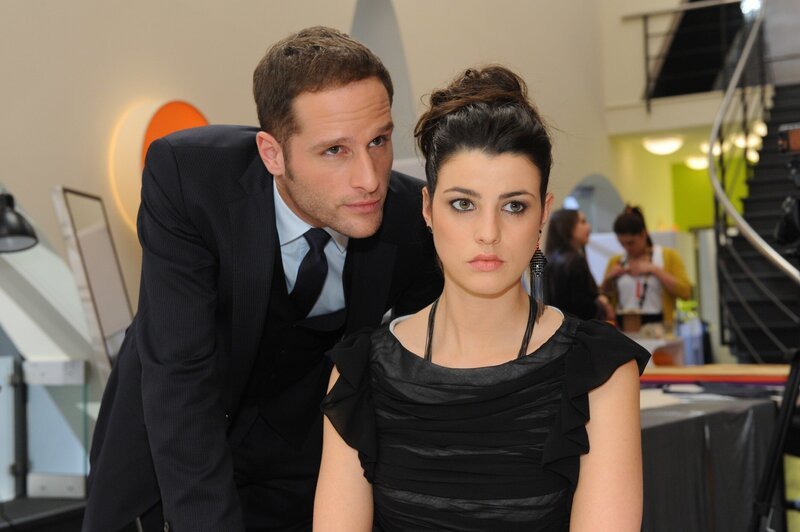 Carla (Sarah Mühlhause, r.) wird von David (Lee Rychter, l.) weiter unter Druck gesetzt. Sie entschließt sich, den Spieß umzudrehen … – Bild: SAT.1 /​ Claudius Pflug