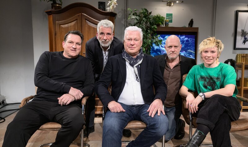 Andi Herzog, Dirk Stermann, Toni Polster, Christoph Grissemann, Anna Mabo. – Bild: ORF/​Hans Leitner