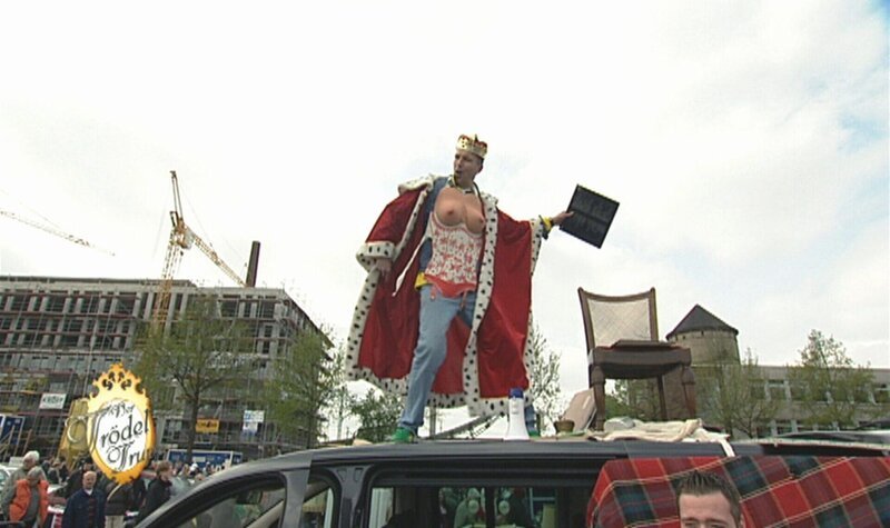 Der selbsternannte „König von Bremen“ öffnet seine Schatzkammer: Bernd (44) hat zwei Gartenhäuser mit Kostümen und Scherzartikeln vollgesammelt. Doch Freundin Kerstin und seine Kinder wollen den Platz endlich besser nutzen. Trödelprofi Sükrü Pehlivan macht sich auf in den hohen Norden, um die Schätze seiner Hoheit zu begutachten. – Bild: RTL II – Recht zum Abdruck/​Darstellung zeitlich/​sachlich beschränkt auf die Bewerbung der Sendung