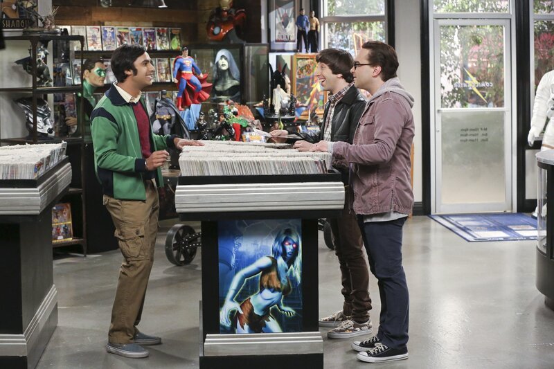 Als ihnen Sheldon zu sehr auf die Nerven geht, beschließen Raj (Kunal Nayyar, l.), Howard (Simon Helberg, 2.v.r.) und Leonard (Johnny Galecki, r.) ohne ihren manchmal sehr nervigen Freund nach Las Vegas zu fahren. Seine letzte Chance ist sich bei seinen Freunden zu entschuldigen, doch das hat nur mäßigen Erfolg … – Bild: © 2015 Warner Brothers