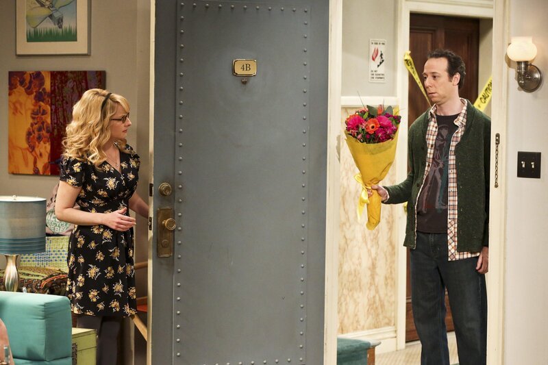 Weil Leonard sich die ewige Litanei seine Mutter Beverly nicht mehr anhören will, verbringen Penny, Amy und Bernadette (Melissa Rauch, l.) mit ihr den Tag. In der Zwischenzeit spielt Stuart (Kevin Sussman, r.) für Sheldon gegen Bezahlung den Laufburschen … – Bild: © 2016 Warner Brothers