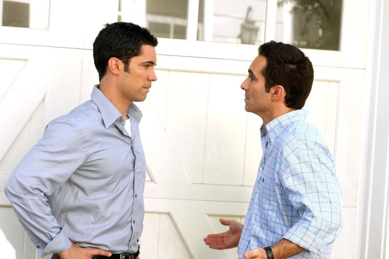 Mike (Nestor Carbonell, r.) bekommt Besuch von seinem Bruder Scott (Danny Pino, l.) bezüglich eines Kindesmissbrauchs … – Bild: Warner Bros. Television