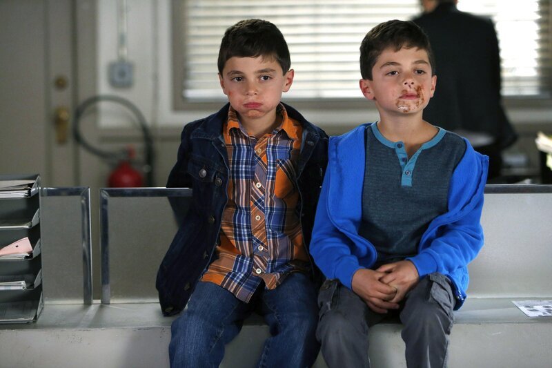 Machen es ihrer Mutter nicht immer leicht: Harrison (Vincent Reina, l.) und Nicholas (Charlie Reina, r.) – Bild: Warner Bros. Entertainment, Inc.