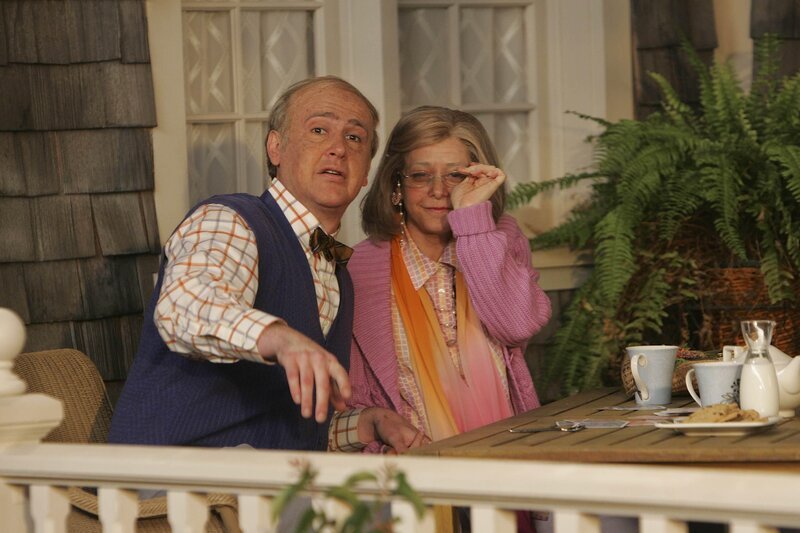 Lily (Alyson Hannigan, r.) stellt sich bei jeder von Teds Freundinnen vor, wie es ist, mit dieser und Marshall (Jason Segel, l.), Ted und ihr selbst als Rentner auf der Veranda zu sitzen und Bridge zu spielen. Karen besteht den Test leider nicht … – Bild: © 20th Century Fox International Television