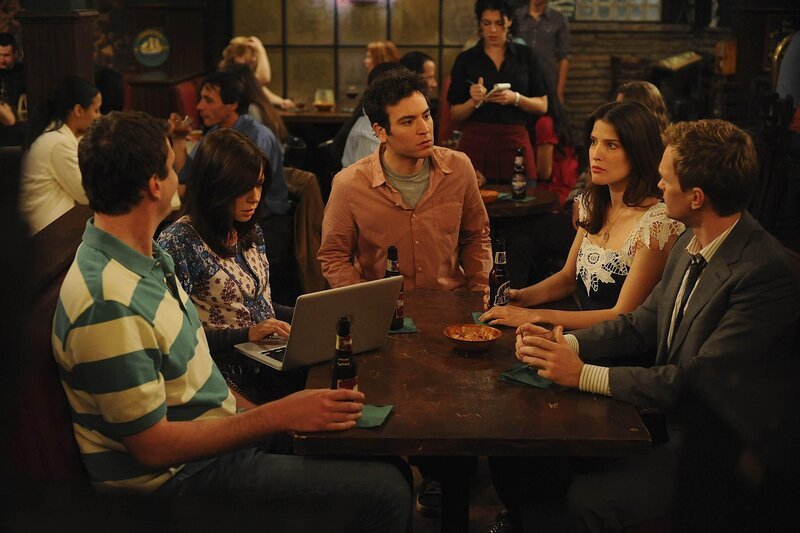 Während Lily (Alyson Hannigan, 2.v.l.) verzweifelt versucht, Robin (Cobie Smulders, 2.v.r.) ein Geheimnis aus ihrer Vergangenheit zu entlocken, muss Ted (Josh Radnor, M.) erkennen, dass Marshall (Jason Segel, l.) und Barney (Neil Patrick Harris, r.) ihn seit einigen Wochen belogen haben … – Bild: © 20th Century Fox International Television