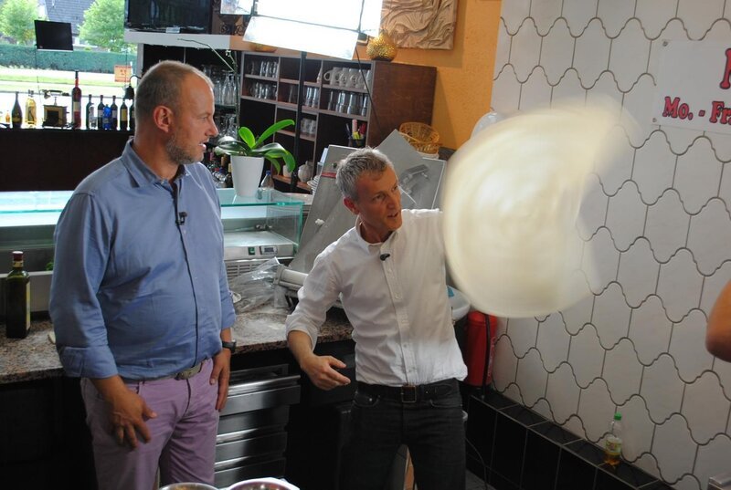 Von den Fähigkeiten des Koches ist sogar Frank Rosin (l.) begeistert … – Bild: Kabel Eins