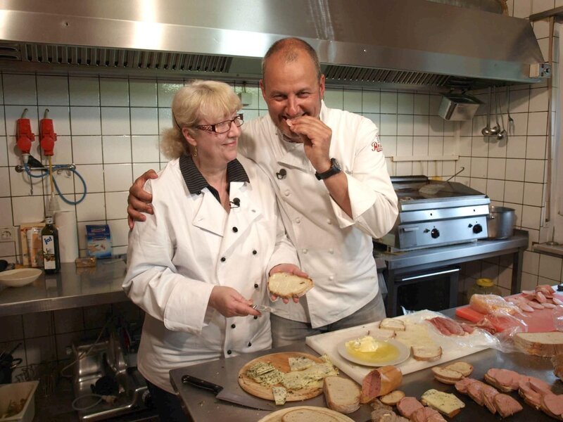 Vor einem Jahr erfüllte sich Monika Koop den Traum vom eigenen Restaurant, aber einige Probleme sorgen für ein ungepflegtes Restaurant und ungenießbares Essen. Kann Frank Rosin (r.) da noch helfen? – Bild: Kabel Eins