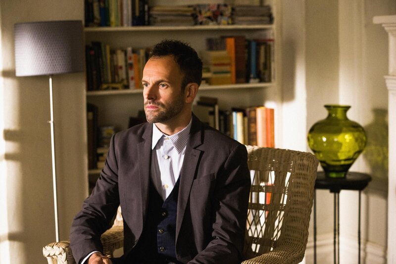 Ein neuer Mordfall bereitet Sherlock Holmes (Jonny Lee Miller) anfangs großes Kopfzerbrechen … – Bild: CBS Television