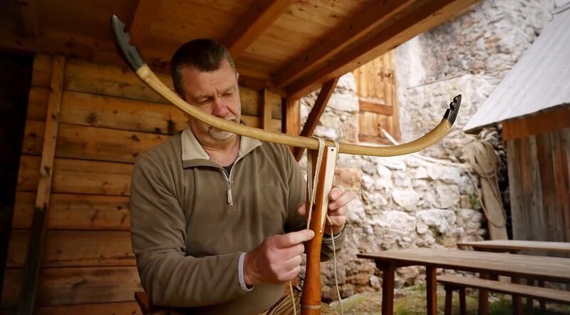 Armbrustbauer, Andreas Bichler. – Bild: ORF/​Neulandfilm