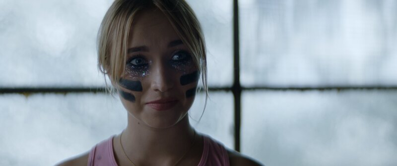 Lola (Chloé Jouannet) steht das finale Duell mit den „White Weirdos“ bevor. Sie ist entschlossen, den Sieg zu holen, doch es erwartet sie eine böse Überraschung. – Bild: ZDF und NOON