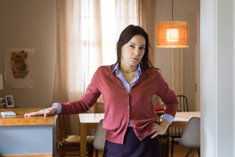 Katrin (Nicolette Krebitz) spricht mit Philipp über den Hochzeitsantrag. – Bild: ORF/​MDR/​Ariane Krampe Filmproduktion/​Steffen Junghans