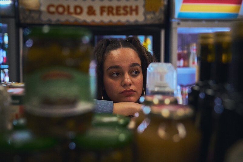 Aylin (Gülseren Erkut) räumt Regale ein. – Bild: ZDF und Norman Keutgen