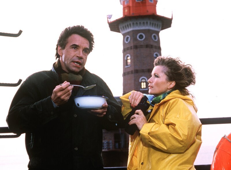 Während der Flitterwochen auf einem Leuchtturm verleben Thomas von Guldenburg (Wolf Roth) und Kitty (Susanne Uhlen) romantische Stunden. – Bild: ORF/​ZDF