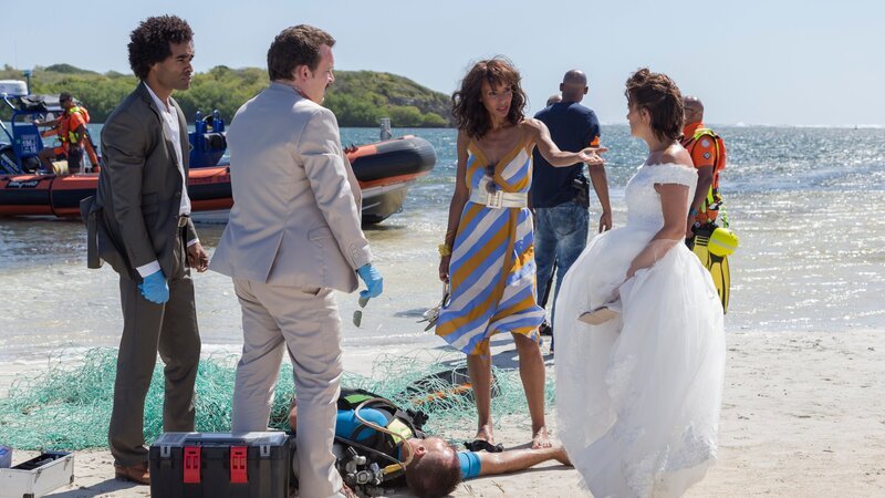 Wegen eines Mordfalls am Strand werden die Polizisten Mélissa Sainte-Rose (Sonia Rolland, 3.v.l.), Aurélien Charlery (Julien Béramis, l.) und Philippe Dorian (Valentin Papoudof, 2.v.l.) während ihrer Freizeit zum Tatort beordert. Auch Gaëlle Crivelli (Béatrice de la Boulaye, r.) erscheint am Ort des Verbrechens, obwohl sie offensichtlich etwas anderes zu tun hatte. – Bild: ZDF und Matthieu Guitteaud./​Matthieu Guitteaud