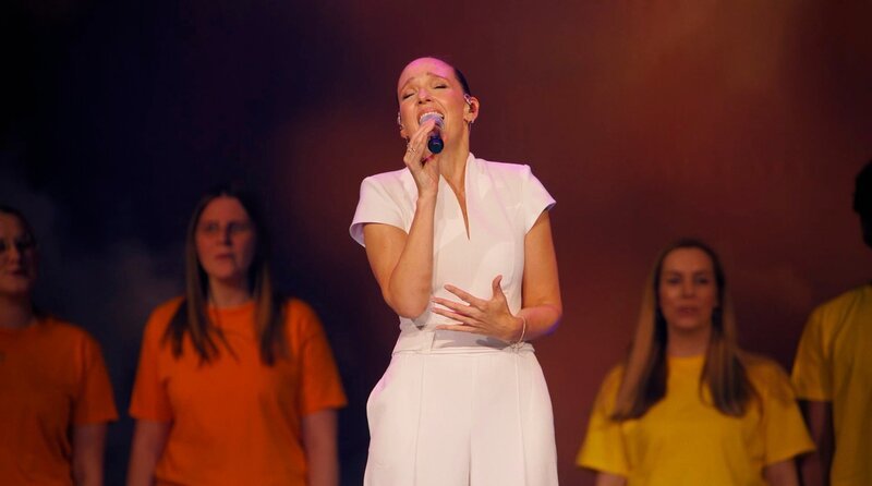 Halleluja! Carolin Kebekus sorgt mit ihrem himmlischen Comedyprogramm „SHESUS“, mit dem sie Arenen in Deutschland, Österreich und der Schweiz füllte, für Frohlocken unter Comedyfans. Als Hohepriesterin des Humors liefert sie zahllose Pointen und feiert eine nicht enden wollende Zeremonie hemmungsloser Heiterkeit. – Bild: WDR/​bildundtonfabrik