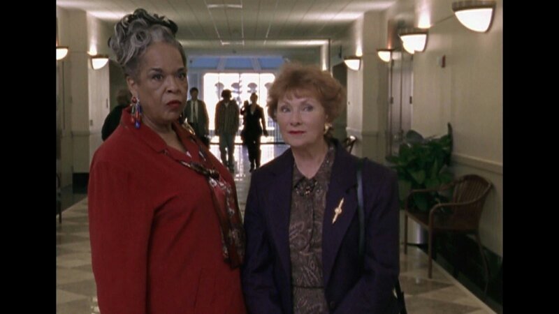 Tess (Della Reese) und Emma (Marion Ross). – Bild: CBS Studios International
