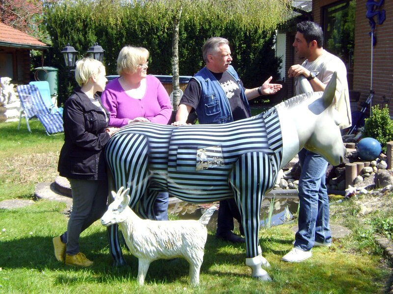 Ob Oldtimer, Go-Karts oder eine Telefonzelle – vor Thomas? Sammelwut ist nichts sicher. Jetzt muß Trödelprofi Sükrü (re.) der Familie zur Hilfe eilen.. – Bild: RTL II